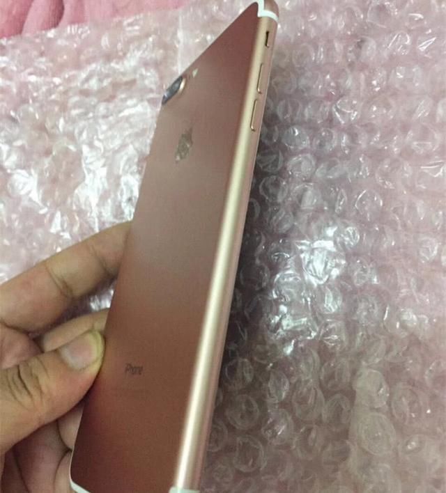 网友贪便宜两千块入手充新成色iPhone 7P，到手之后他哭了