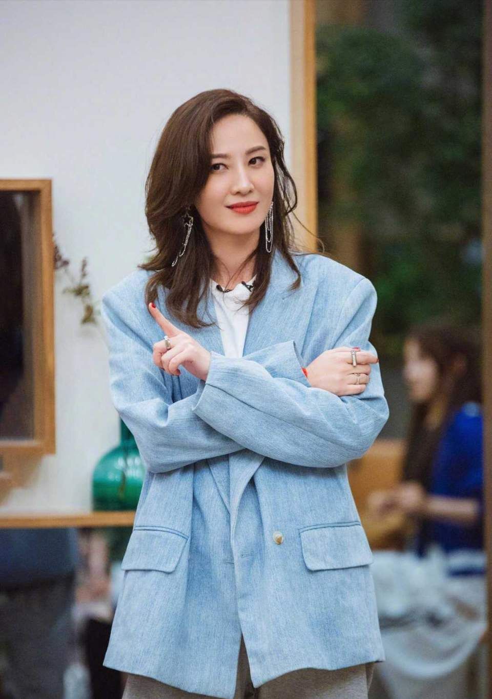什么衣服都难不倒李冰冰，穿牛仔服套装，内搭背心像塑身衣