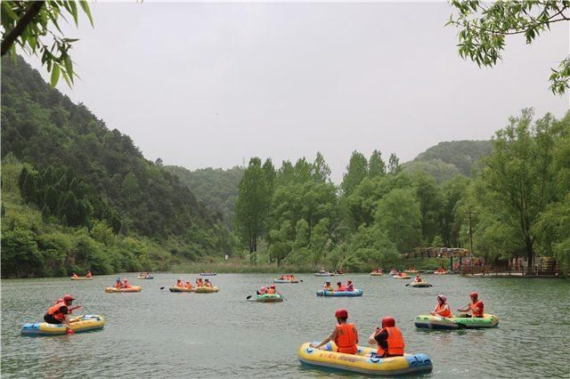 五一“全家游”引爆豫西大峡谷百草园，俩4A级景区迎接待高峰