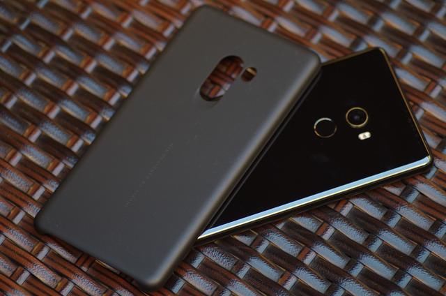 出的小米新旗舰手机后壳照,你猜是小米7还是小