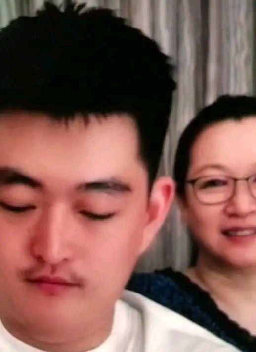 赵本山儿子近照神似张翰，透露工资被怼后抱母撒娇，抗压力不如妹