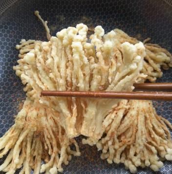 创意十足的金针菇做法，香酥可口，好看又好吃，看一遍基本学会！