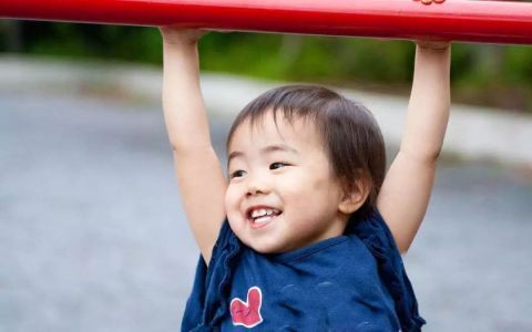 一位母亲让孩子在行驶的公交车上练吊环锻炼身