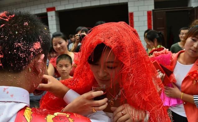 弟弟娶36岁的女人，开始不理解，当婚礼见到新娘，我说不出话