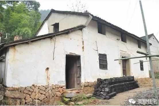 土帽父亲改造老家旧房建别墅,盖完后村里人都说太寒酸