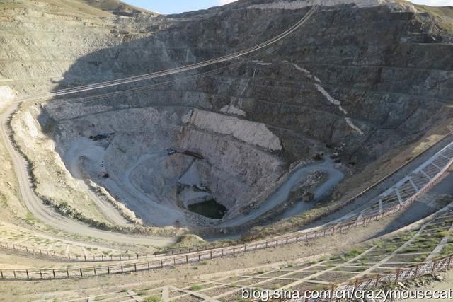 触摸来自新疆的蓝宝石和金丝玉