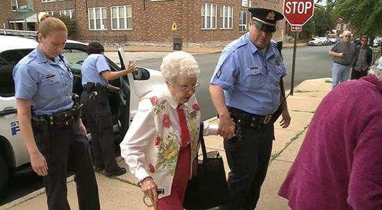老奶奶在街上帮忙抓贼,到警察局协助调查后她