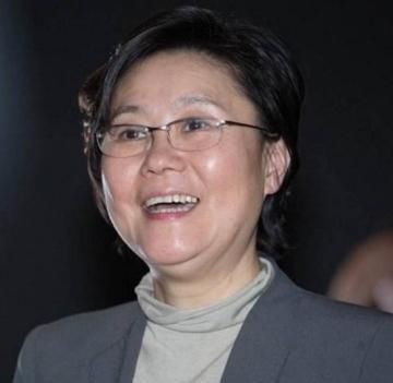亲妈是制片人，干妈是知名导演，有演技有颜值他却平淡存在了20年