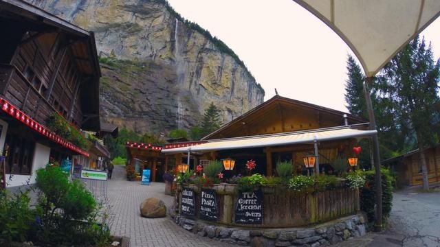 小镇以瀑布闻名：每年300万游客前来，当地人懒得开店赚钱