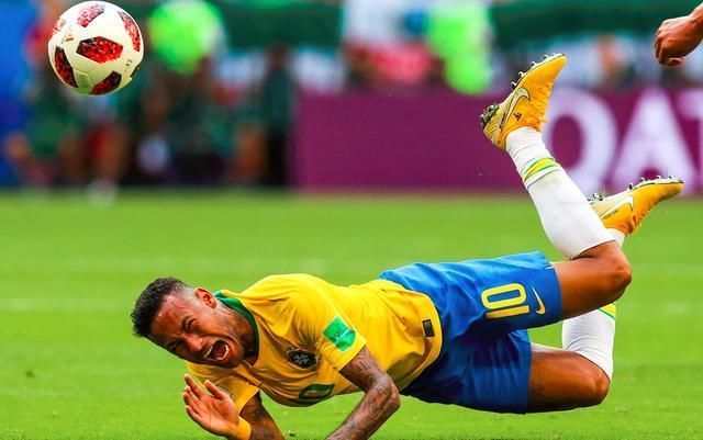 墨西哥主帅喷内马尔:足球界耻辱,小丑!输球还输