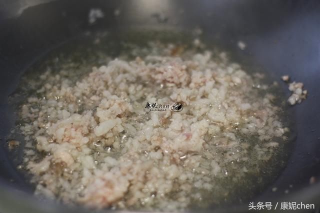 豆腐和它们是黄金搭档，用这方法豆腐又香又滑，一家老少都很爱吃