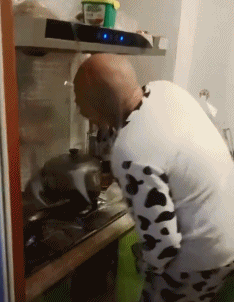 搞笑gif:大海,轻松写意的回敬了我一个“日”