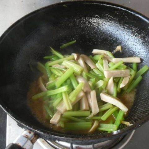 芹菜怎么炒好吃 下饭 t01f97df7b571adc9b5.jpg
