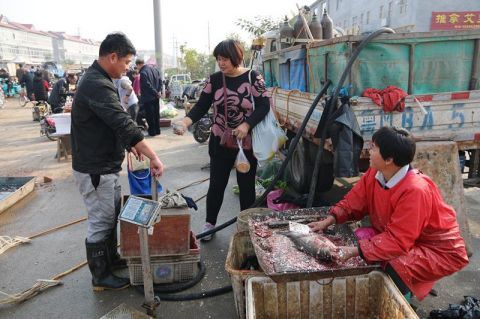 精明大妈结账后问鱼贩子要走一样好东西