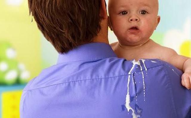 婴儿吐奶还不是问题,千万别因吐奶而导致呛奶