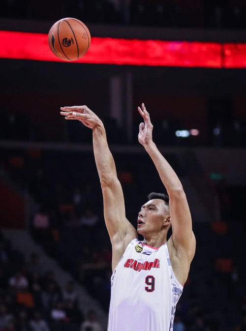 广东队取得15连胜,杜锋:需要观察一下易建联的