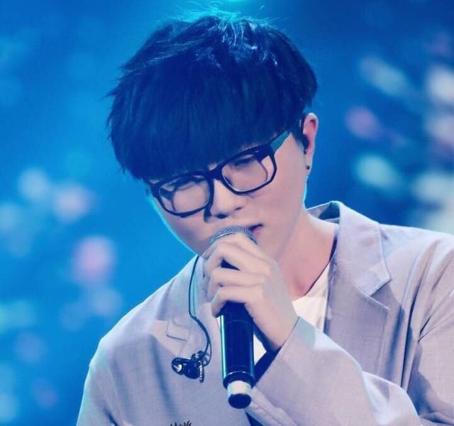 宣布歌手决赛帮唱嘉宾是毛不易,毛不易微博回