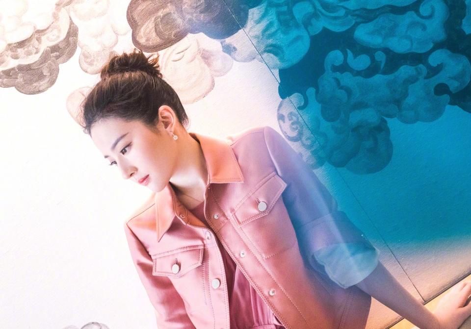 刘亦菲:神仙姐姐赶飞机不忘敷面膜?张靓颖表示