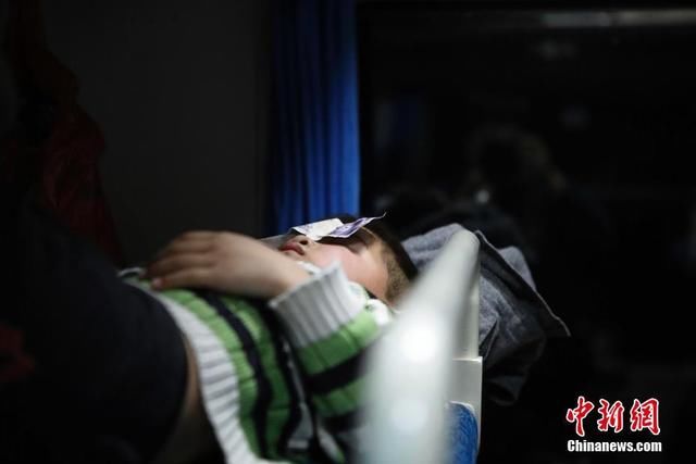 春运途中回家过年的孩子们