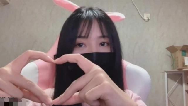 小团团粉丝突破2000万,为庆祝再次露脸跳舞,看到这一幕,网友沸腾!