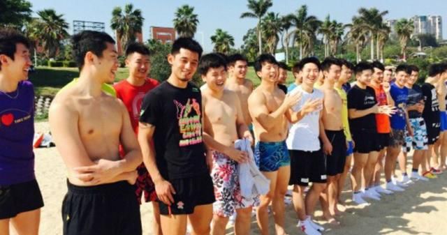 国乒助力世界杯,樊振东,许昕赤膊上阵踢足球