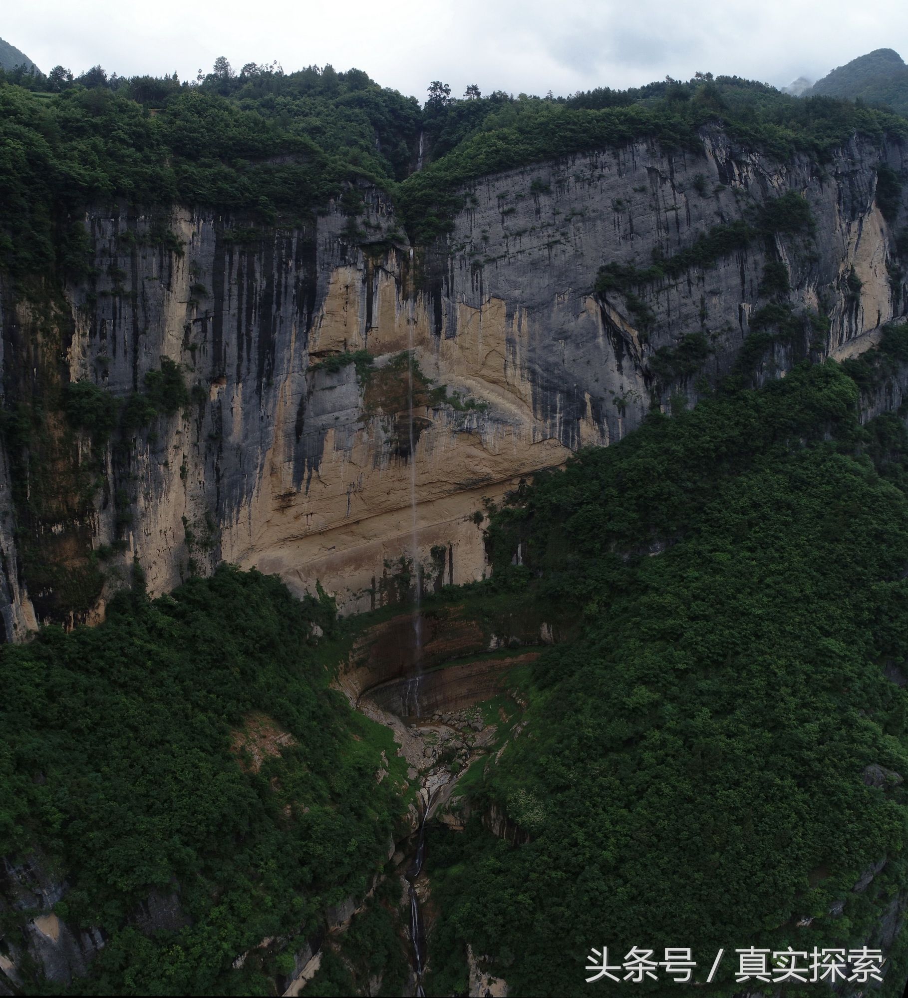 湖北神农架大九湖到重庆巫山当阳大峡谷的罕见超级大瀑布 超百米