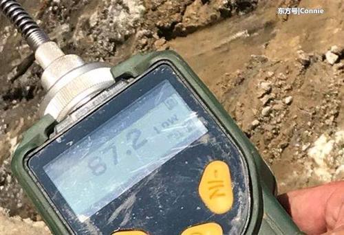 江苏工业园偷埋废料,挖出数吨刺鼻黑土,污染检