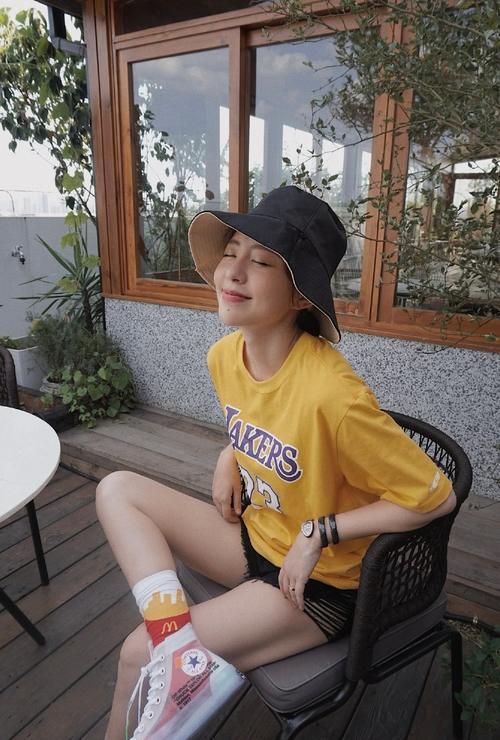 孙耀琦为显腿长牛仔热裤短到大腿根,转身更是