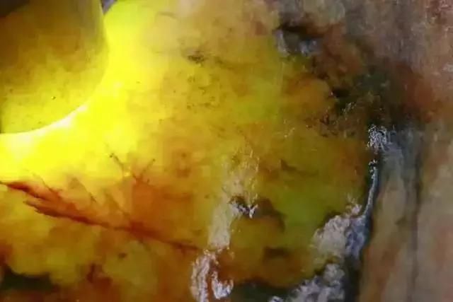 18万买的后江翡翠原石,切出罕见的黄加绿翡翠,这运气