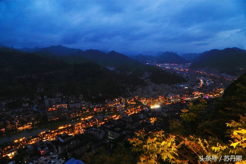 凤凰古城又出收费舆论，比起免门票的千年小镇，它迟早玩完自己