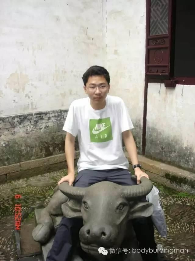 “当时肚子有肥肉,想练出腹肌,想法很单纯”