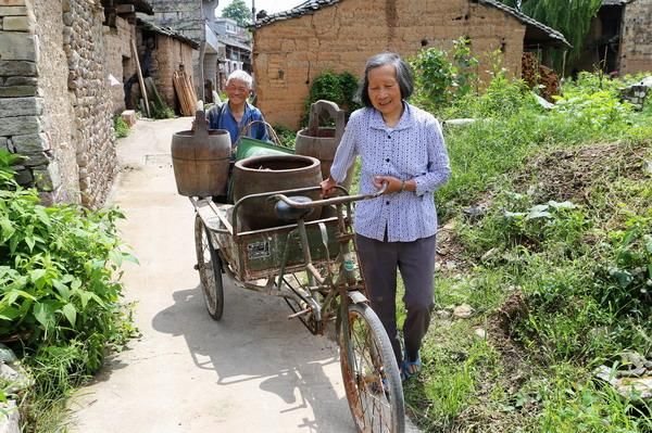 “穷不搬家，富不迁坟，生意不好改大门”，农村的这句俗语对吗？