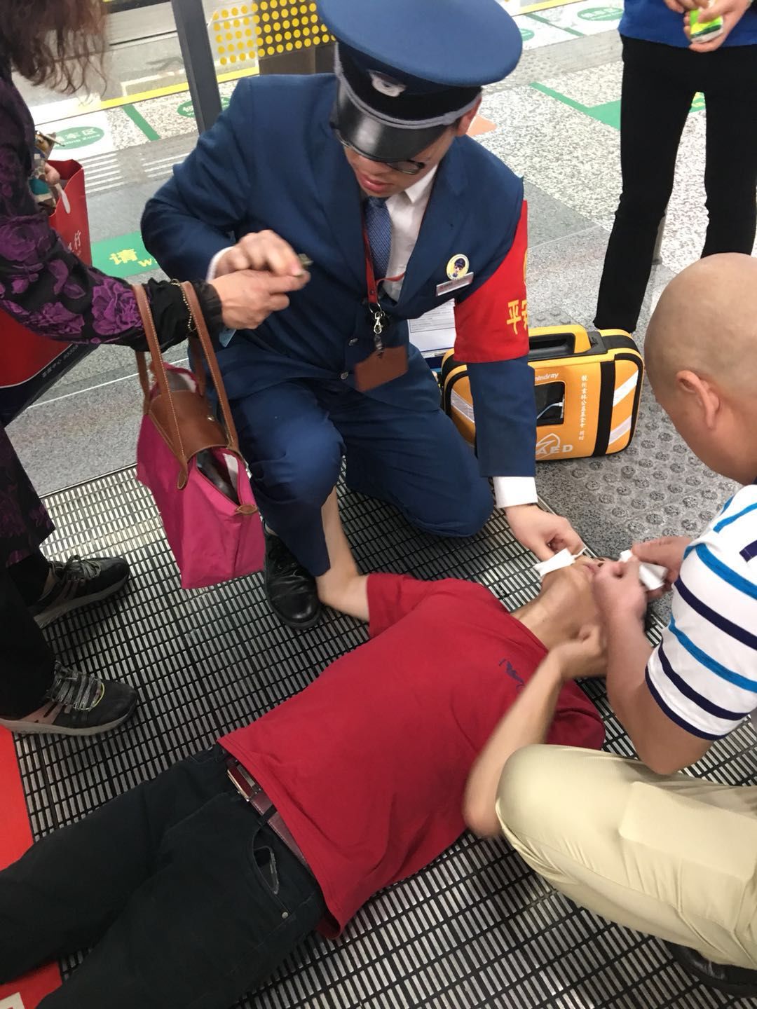 昨天早高峰地铁2号线 男子倒地抽搐口吐白沫 学过急救