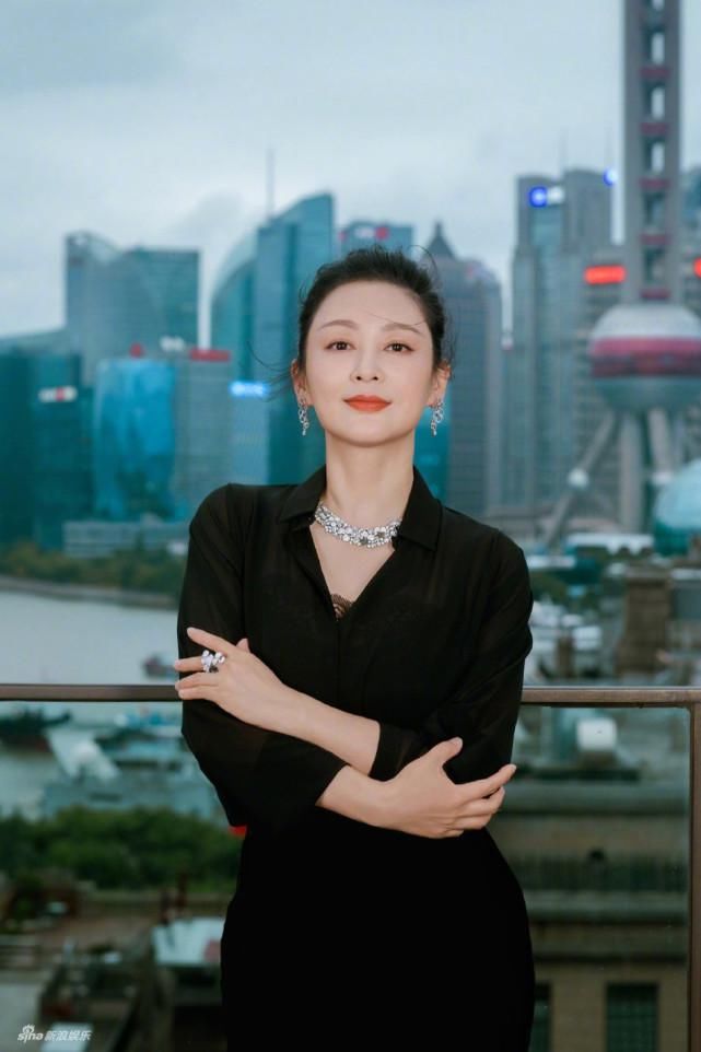51岁陈红气质惊艳,黑皮衣显优越身材,镂空勾花配百褶裙真精致