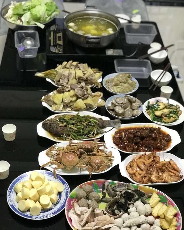 南北年夜饭，生猛海鲜、火锅水饺，奢华与简单，都是浓浓的中国情