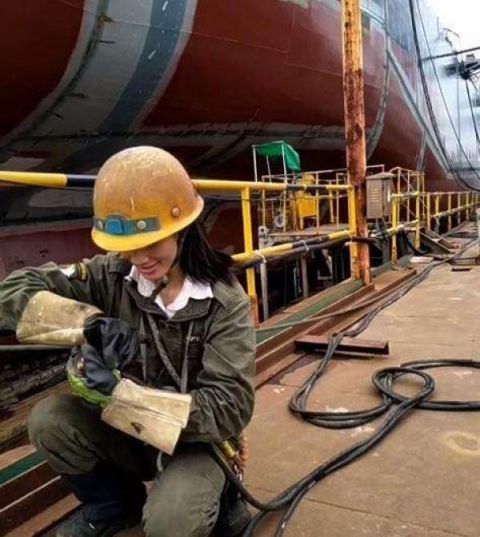 女孩高中辍学后,去工地做电焊工,当人们看到她