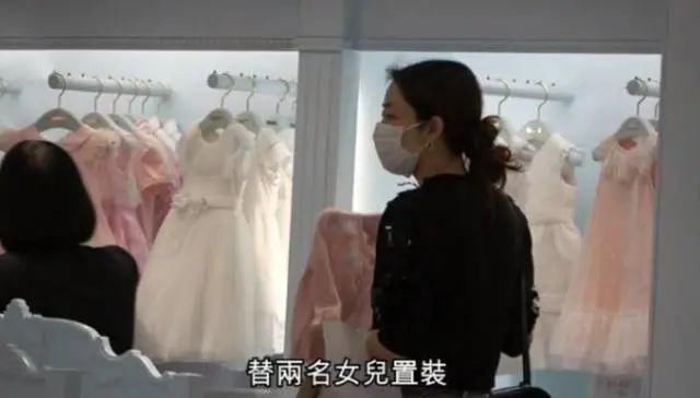 熊黛林提前庆40岁生日,手捧蛋糕C位合影露甜笑,四肢纤瘦妥妥辣妈