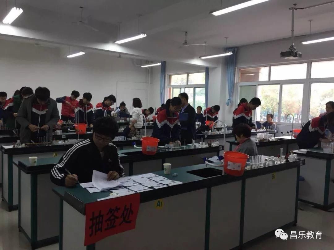 昌乐县政协教育界委员视察理化生实验操作考试