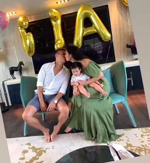 黎明前妻乐基儿逛街，抱着娃还得推婴儿车真累！富豪老公也没帮忙
