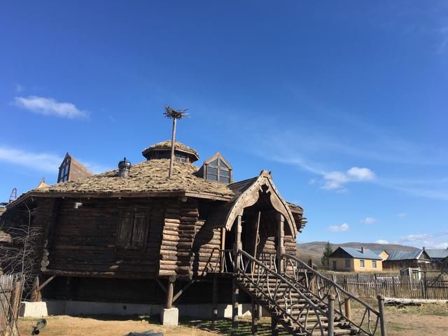 在俄罗斯族家里炒菜大葱炒鸡蛋和油煎马铃薯，体验家庭式旅游之乡