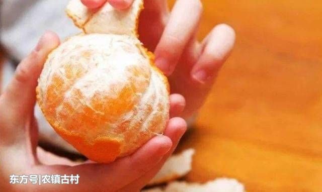 女人睡前把橘子皮贴在肚脐上,连贴一周,3个好