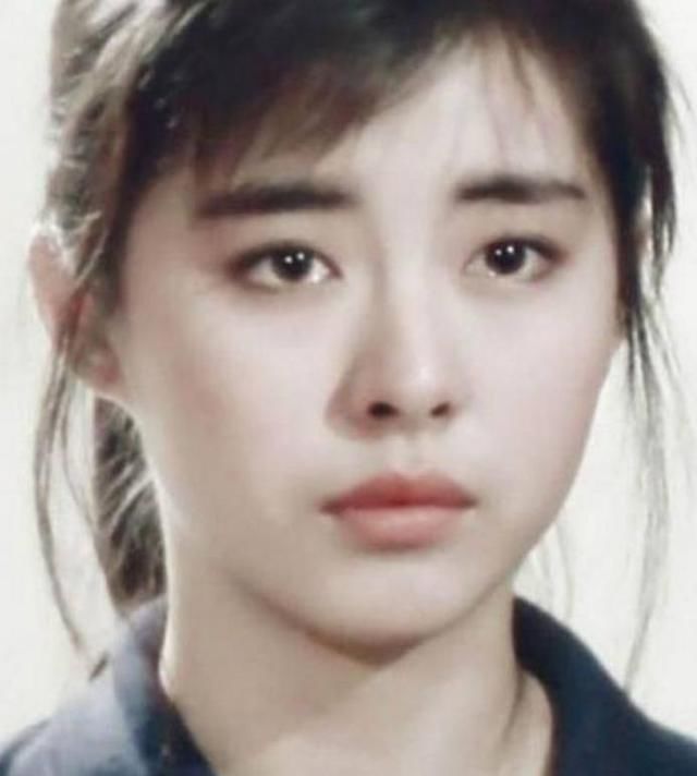 王祖贤童年照丑哭网友,蔡少芬像居委会大妈,关