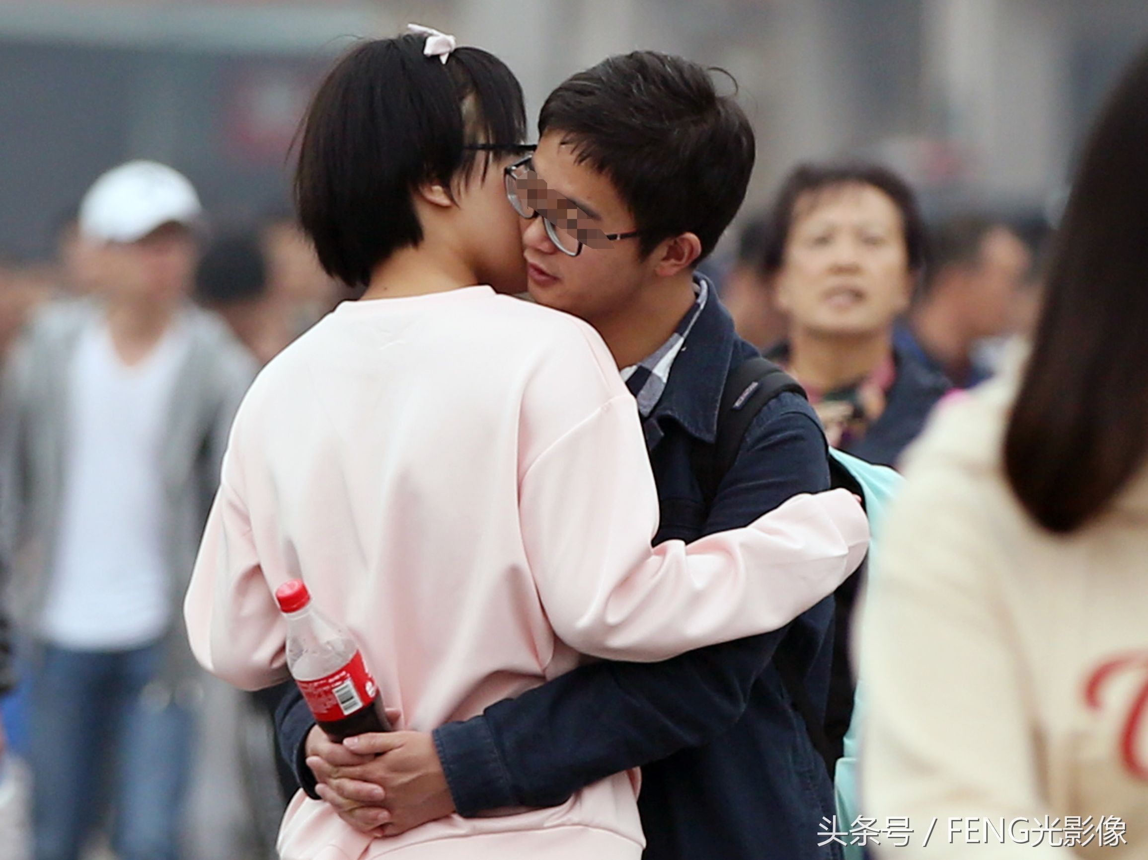 小情侣假日旅行意犹未尽,临别前热情相拥,演