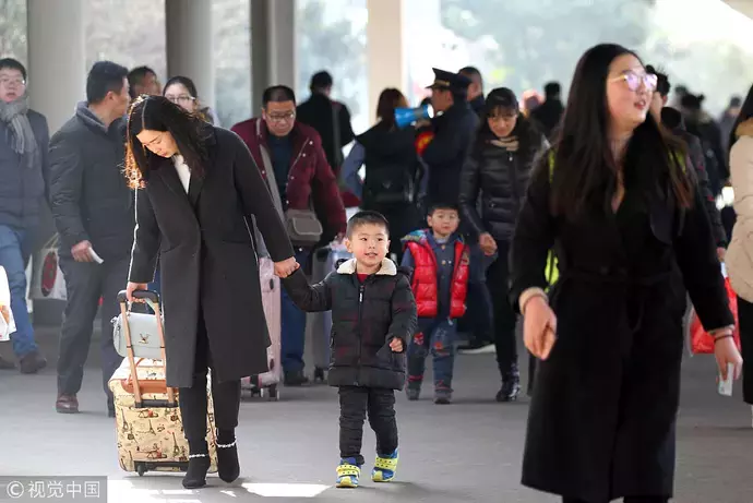 春节临近 河南许昌乘客步履匆匆返乡心切