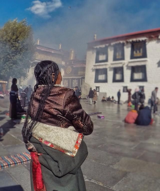 这里的人们不注重妆容穿的衣服也大都很脏,却