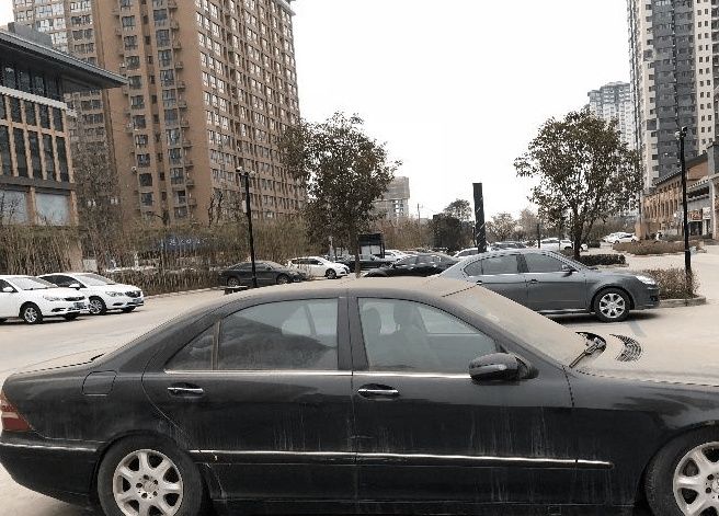 陕西西安: 小区停车场奔驰钉子户欠2000停车