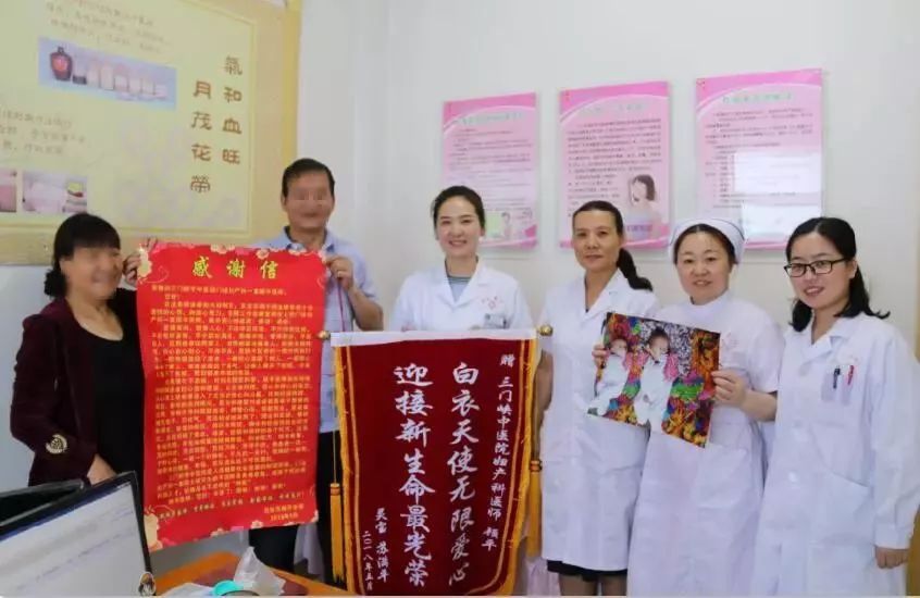 女儿喜得龙凤胎 老夫妇向顾平大夫深深鞠躬表