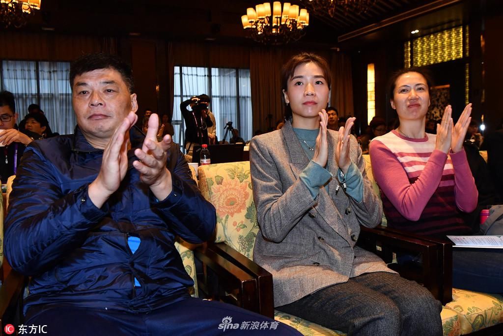 新时代传承弘扬女排精神座谈 陈忠和魏秋月魏