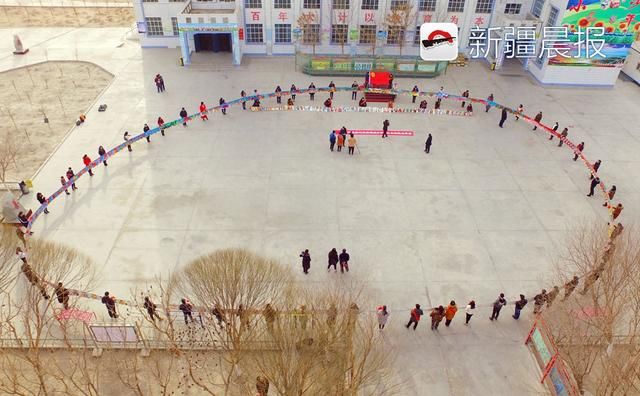 吐鲁番56名返乡大学生创作百米画卷 看看画了啥