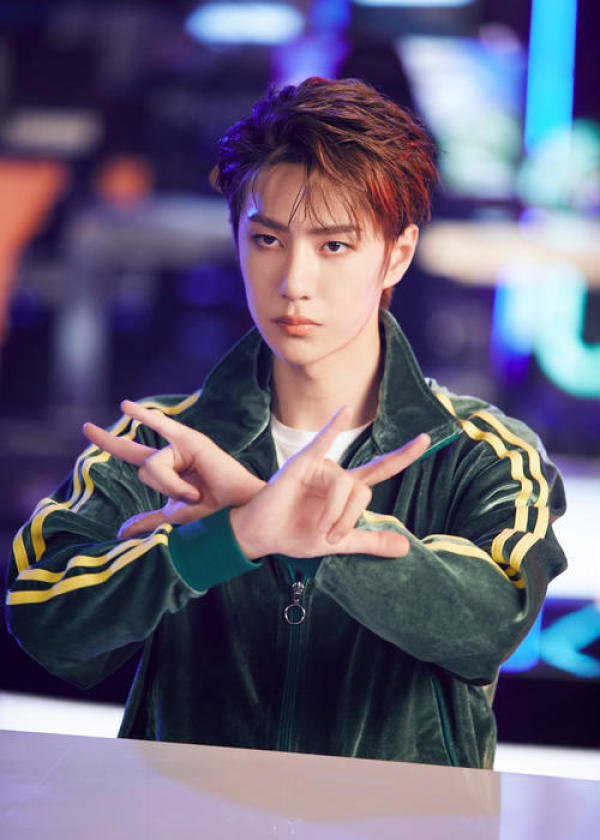 王一博献唱《陪你到世界之巅》主题曲 酷炫手